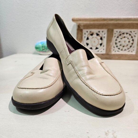 Easy Spirit Shoes - Easy Spirit Womens Sz 9.5 Cream Leather Loafer Casual Comfort Shoes Preppy Work